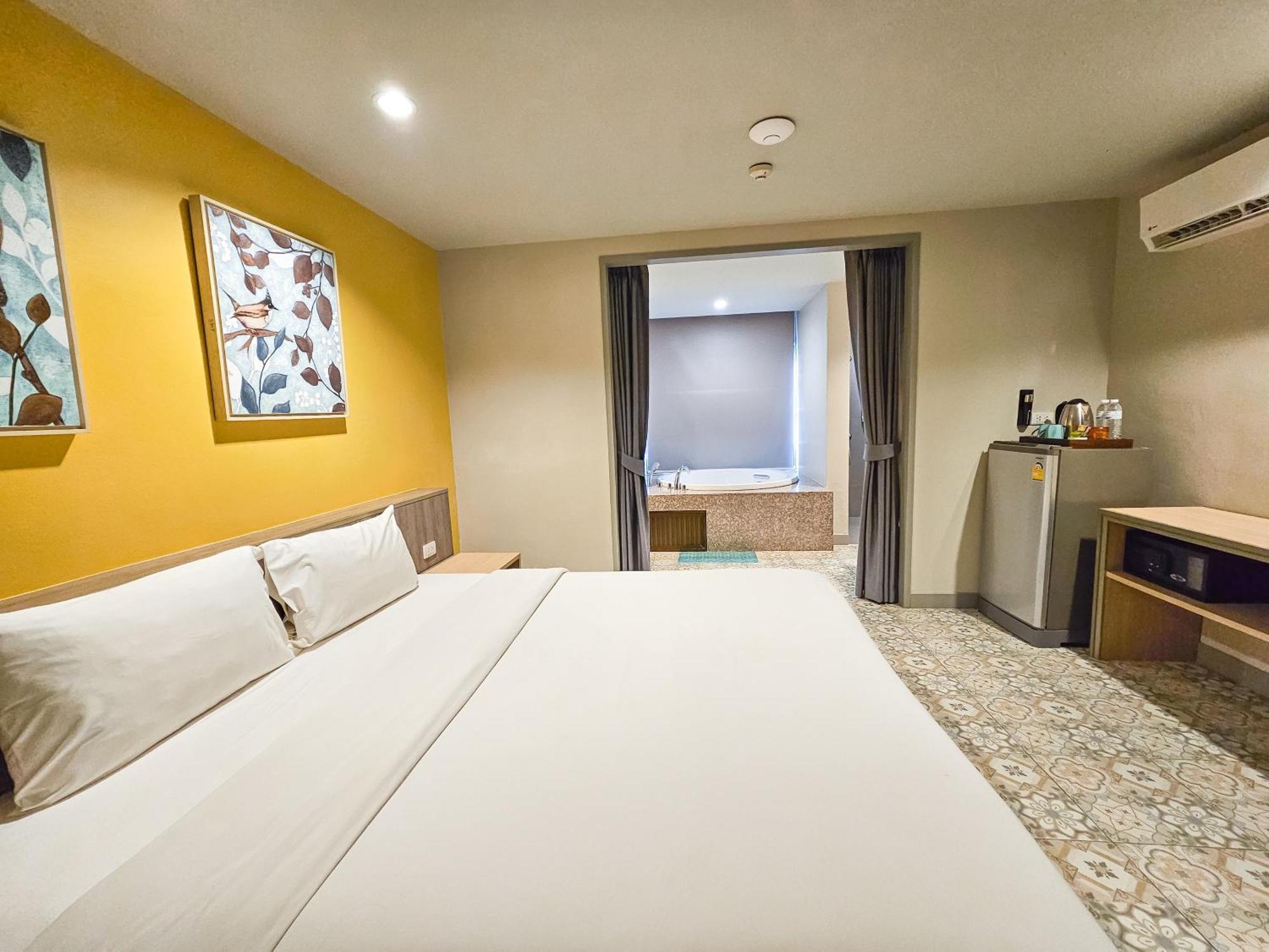 Recenta Suite Phuket Suanluang Экстерьер фото
