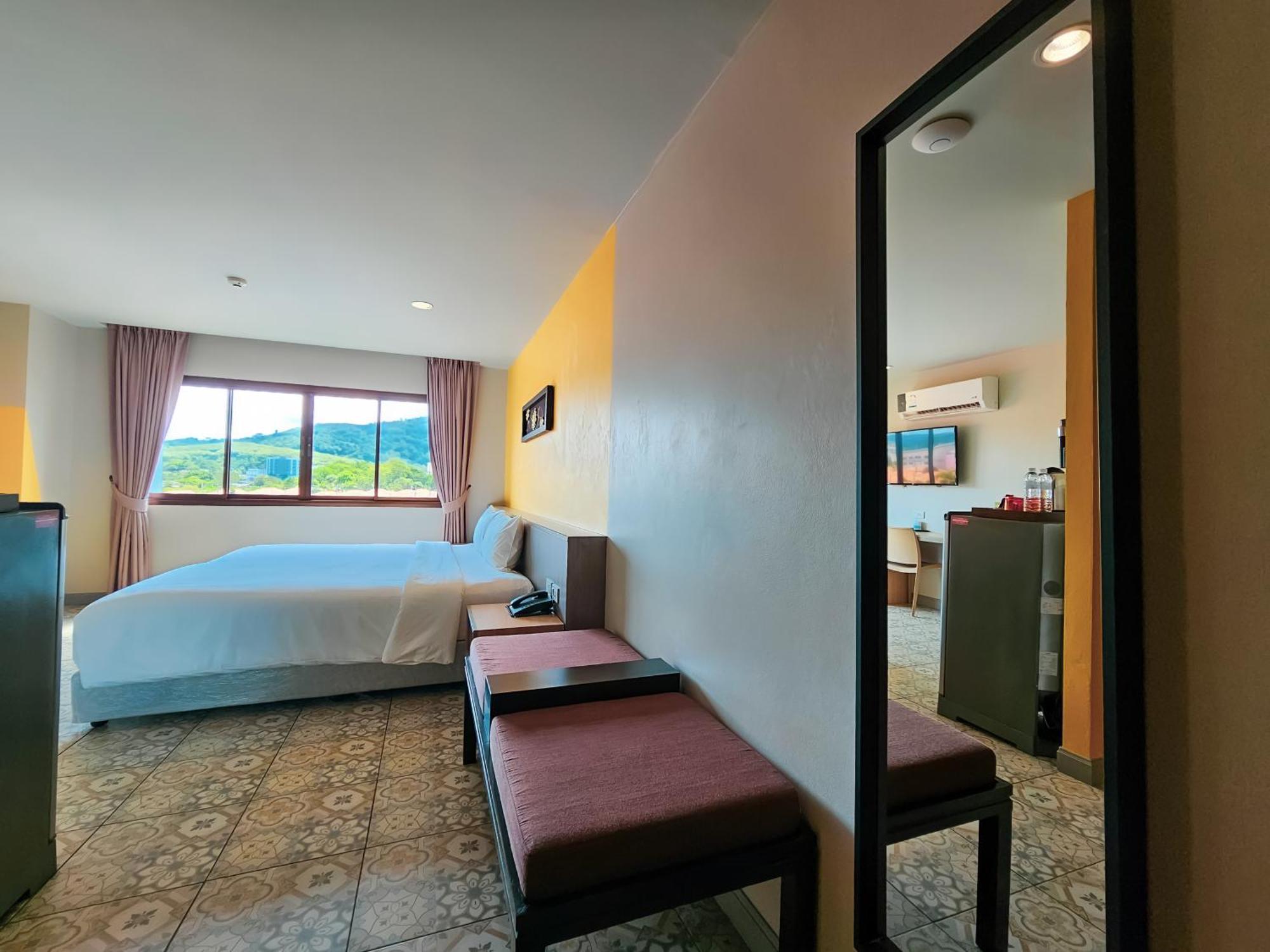 Recenta Suite Phuket Suanluang Экстерьер фото
